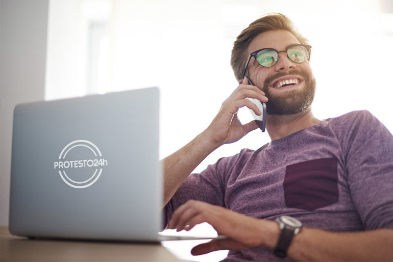 Homem feliz ao saber que o protesto é gratuito para credores